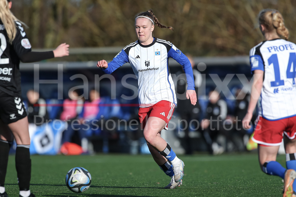 Fussball, Testspiel Frauen, Hamburger SV - Kolding IF | v.li.: Annaleen Böhler (Hamburger SV, 2) am Ball, Einzelbild, Ganzkörper, Aktion, Action, Spielszene