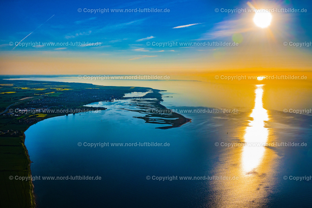 Heiligenhafen_Sonnuntergang_ELS_8881030622 | GROßENBRODE 03.06.2022 Spiegelung und Sonnen- Strahlen Reflektion auf der Wasser - Oberfläche in Großenbrode an der Ostseeküste im Bundesland Schleswig-Holstein, Deutschland. // Reflection and sun rays reflection on the water - surface in Grossenbrode on the Baltic Sea coast in the state Schleswig-Holstein, Germany. Foto: Martin Elsen