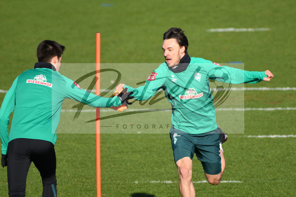 20200205_TRASVW_0036 | Fußball, Herren: Ilia Gruev (SV Werder Bremen) und Simon Straudi (SV Werder Bremen) in Aktion waehrend der Trainingseinheit des SV Werder Bremen im Wohninvest Weserstadion am 05.02.2020 in Bremen, Deutschland. - Realisiert mit Pictrs.com