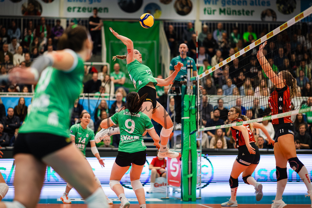 Volleyball, 1. Bundesliga Frauen, Hauptrunde, 8. Spieltag, Saison 2025/2026: USC Münster - Dresdner SC | 1. Bundesliga Frauen, Hauptrunde, 8. Spieltag, Saison 2025/2026, USC Münster empfängt Dresdner SC in der Sporthalle Berg Fidel in Münster. Foto: sportfotografie.ms | Markus Paletta - Realisiert mit Pictrs.com