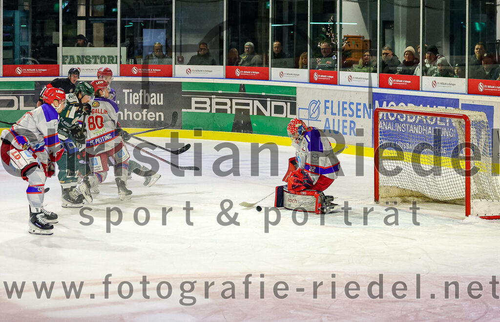 2025-11-30_157_TSV_Erding_gegen_EC_Peiting | Erding, Deutschland, 30.11.2025:Eishockey, Oberliga Süd 2025 / 2026, 22. Spieltag, TSV Erding gegen EC Peiting, Endergebnis: 5:1Markus Czogallik (EC Peiting, #80), Torwart Andreas Magg (EC Peiting, #32)Foto: Christian Riedel / fotografie-riedel.net