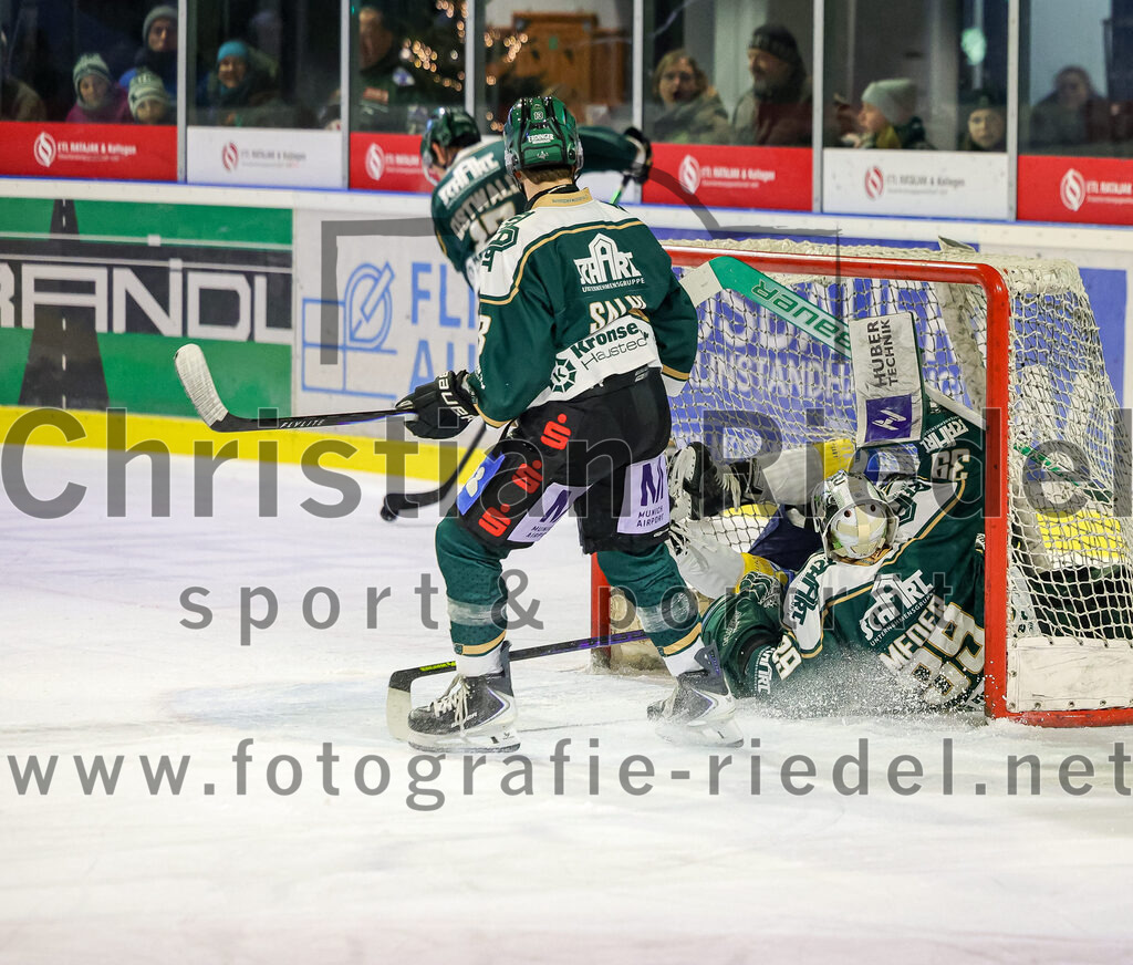 2025-12-05_104_TSV_Erding_gegen_Stuttgart_Rebels | Erding, Deutschland, 05.12.2025:Eishockey, Oberliga Süd 2025 / 2026, 23. Spieltag, TSV Erding gegen Stuttgart Rebels, Endergebnis: 5:6Björn Salhi (Erding Gladiators, #13), Torwart Leon Meder (Erding Gladiators, #39)Foto: Christian Riedel / fotografie-riedel.net