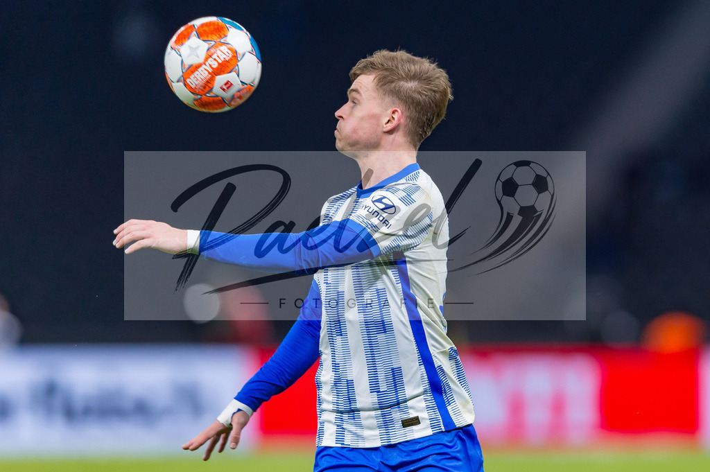 HERBOC20220204_238 | Fussball, Herren: Maximilian Mittelstaedt (Hertha BSC) in Aktion, am Ball, Einzelaktion bei dem Spiel der 1. Bundesliga zwischen Hertha BSC und VfL Bochum im Olypiastadion am 04.02.2022 in Berlin, Deutschland.DFB / DFL REGULATIONS PROHIBIT ANY USE OF PHOTOGRAPHS AS IMAGE SEQUENCES AND/OR QUASI-VIDEO. - Realisiert mit Pictrs.com