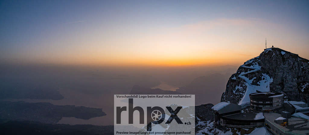 Sonnenaufgang am Pilatus | Stimmungsvolle Fotokunst aus Luzern. Erlebe den Pilatus, den See und die Stadt Luzern in exklusiven Aufnahmen in der Fotogalerie & Shop. - Realisiert mit Pictrs.com