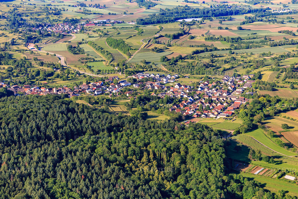 Luftbild: Dorfansicht aus Nordosten im Ortsteil Wallburg in Ettenheim im Bundesland Baden-Württemberg in Deutschland. Foto: IMG_147740.jpg vom 30.05.2025 durch Werner Riehm/FLY-FOTO.de