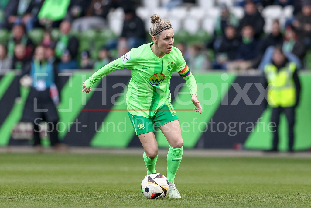 Fussball, Google Pixel Frauen-Bundesliga, VfL Wolfsburg - SGS Essen | v.li.: Svenja Huth (VfL Wolfsburg, 10) am Ball, Freisteller, Einzelbild, Ganzkörper, Aktion, Action, Spielszene, DIE DFB-RICHTLINIEN UNTERSAGEN JEGLICHE NUTZUNG VON FOTOS ALS SEQUENZBILDER UND/ODER VIDEOÄHNLICHE FOTOSTRECKEN. DFB REGULATIONS PROHIBIT ANY USE OF PHOTOGRAPHS AS IMAGE SEQUENCES AND/OR QUASI-VIDEO.