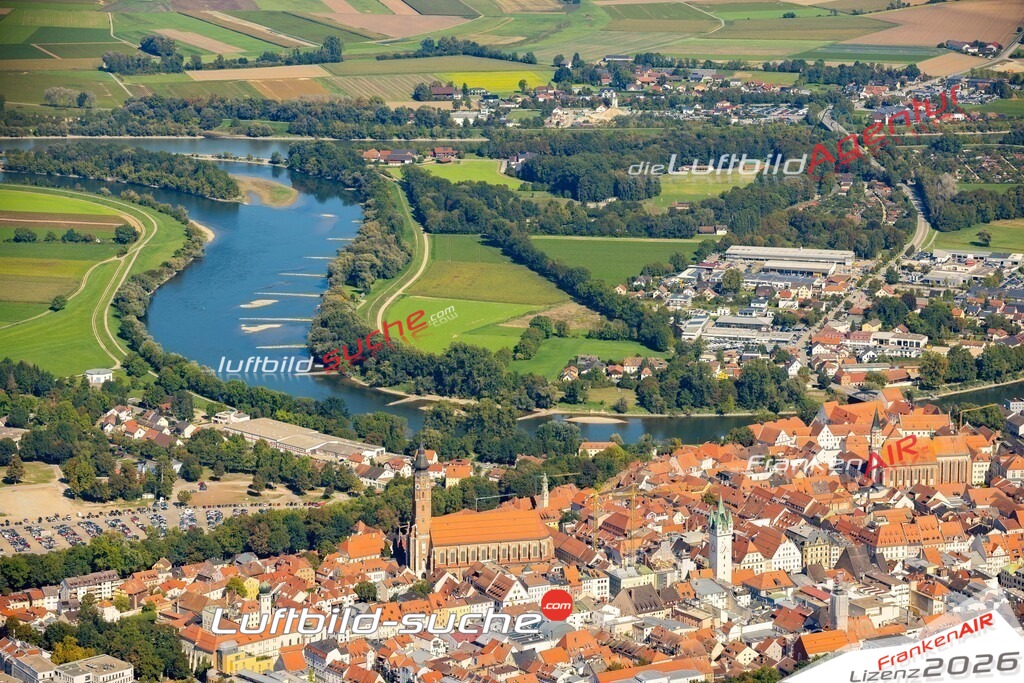 Das Luftbild zeigt : Altstadt Donau Straubing - Die Luftaufnahme wurde 2023 vom UL-Flugzeug aus erstellt ( keine Drohne ) - Hochauflösende Luftaufnahme - Für grossformatige Ausdrucke geeignet. Die Geschenkidee !Mit Lizenz und Bildrechte bestellbar