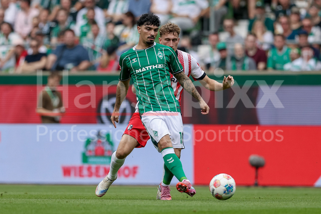 Fussball, Bundesliga, SV Werder Bremen - SC Freiburg | Cameron Puertas (SV Werder Bremen, 18) am Ball, Einzelbild, Ganzkörper, Aktion, Action, Spielszene, DIE DFL-RICHTLINIEN UNTERSAGEN JEGLICHE NUTZUNG VON FOTOS ALS SEQUENZBILDER UND/ODER VIDEOÄHNLICHE FOTOSTRECKEN. DFL REGULATIONS PROHIBIT ANY USE OF PHOTOGRAPHS AS IMAGE SEQUENCES AND/OR QUASI-VIDEO.