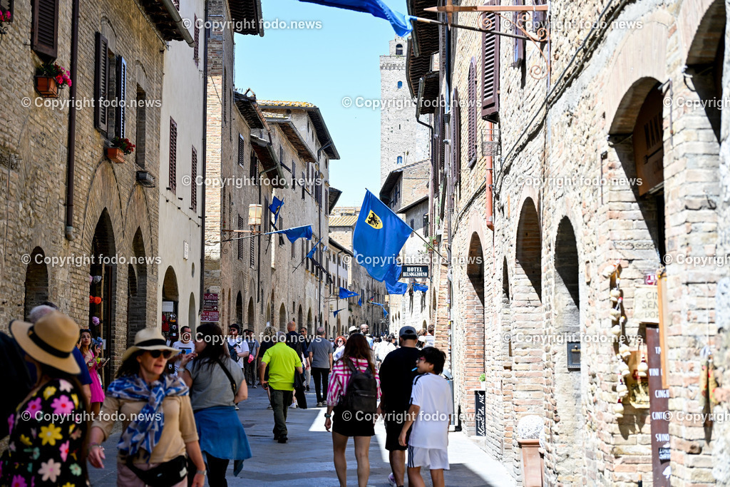 Italien_ Toskana_ San Gimignano_ 31.05.2024-5 | 31.05.2024, Italien, ITA, Toskana, San Gimignano im Bild Stadtansichten Gebäude, Architektur, Touristen, Historisch, Souvenir, Ansichten der berühmten Stadt San Gimignano in der Toskana-Italien - View of the famous town San Gimignano in Tuscany-ItalySan Gimignano ist eine italienische Kleinstadt in der Toskana mit einem mittelalterlichen Stadtkern. San Gimignano wird auch die Stadt der Türme genannt. Die Stadt liegt in der Provinz Siena. Sie gehört neben Florenz, Siena und Pisa zu den von Touristen meist besuchten Zielen in der Toskana.