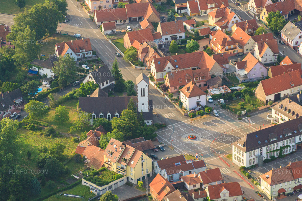 Aerial view: Pl. de l'Église with Paroisse Protestante Saint-Michel and Ecole Communale in Oberhoffen-sur-Moder in the state Bas-Rhin, France. – Photo: IMG_30448.jpg taken on 07/09/2010 by Werner Riehm/FLY-FOTO.com – Resolution of the original: 4752 x 3168 px