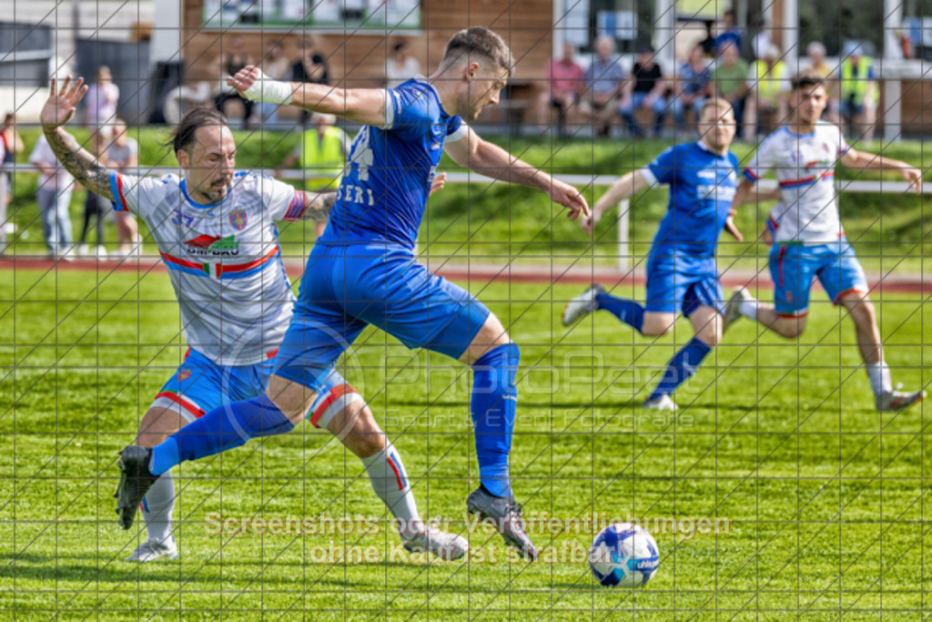 20250601_163301_0401-Bearbeitet | #,1.FC Eislingen (blau) vs. AC Catania Kirchheim (weiß), Fußball, Bezirksliga - Bezirk Neckar/Fils, 29. Spieltag, Saison 2024/2025, Rasenplatz, Eichbachstation, Haldenstraße, 73054 Eislingen, 01.06.2025 - 15:00 Uhr,Foto: PhotoPeet-Sportfotografie/Peter Harich