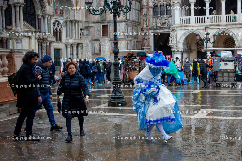 Venedig_ Stadtansichten_ Karneval_ 12.02.2024-3 | 12.02.2024, Italien, ITA, Venetien, Venedig, im Bild Venedig, Stadtansichten, Touristen, Reisefeature, Karneval, Masken, maskiert, venezianisch, Reise, Venedig, Venezia, Venetien, Stadtansicht, Campanile, Canale Grande, Markusplatz, Markuskirche, Touristen, Gondel, Gondolere, Faehre, Motorboot, Wassertaxi, Vaporetto, Adria, Lagune, Pfahlbauten, Bruecke, Rialtobruecke, La Gondola, Dogenpalast, Italien, Hochwasser, Creativ, Kreativ
