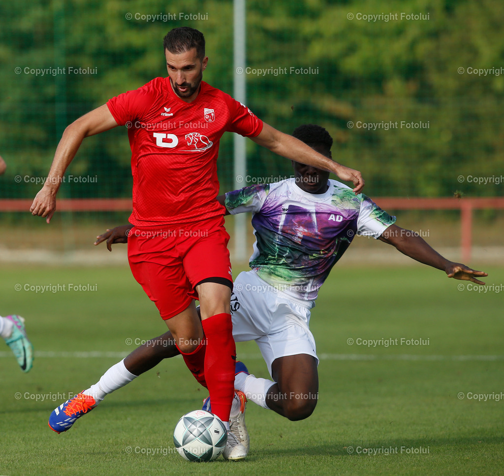 A_LUI_170824_22 | SPORT FUSSBALL LL-OST ASKOE OEDT 1B-ADMIRA LINZ 17.08.2024  IM BILD: OGNJEN JEFTENIC  (OEDT) UND AARON MAKANA (ADMIRA LINZ) FOTO:  FOTOLUI