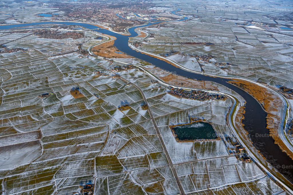 4044050 | LEER (OSTFRIESLAND) 13.02.2021 Winterlich schneebedeckte Uferbereiche am Flußverlauf der Ems in Leer (Ostfriesland) im Bundesland Niedersachsen, Deutschland. // Wintry snowy riparian zones on the course of the river of Ems in Leer (Ostfriesland) in the state Lower Saxony, Germany. Foto: Gerhard Launer