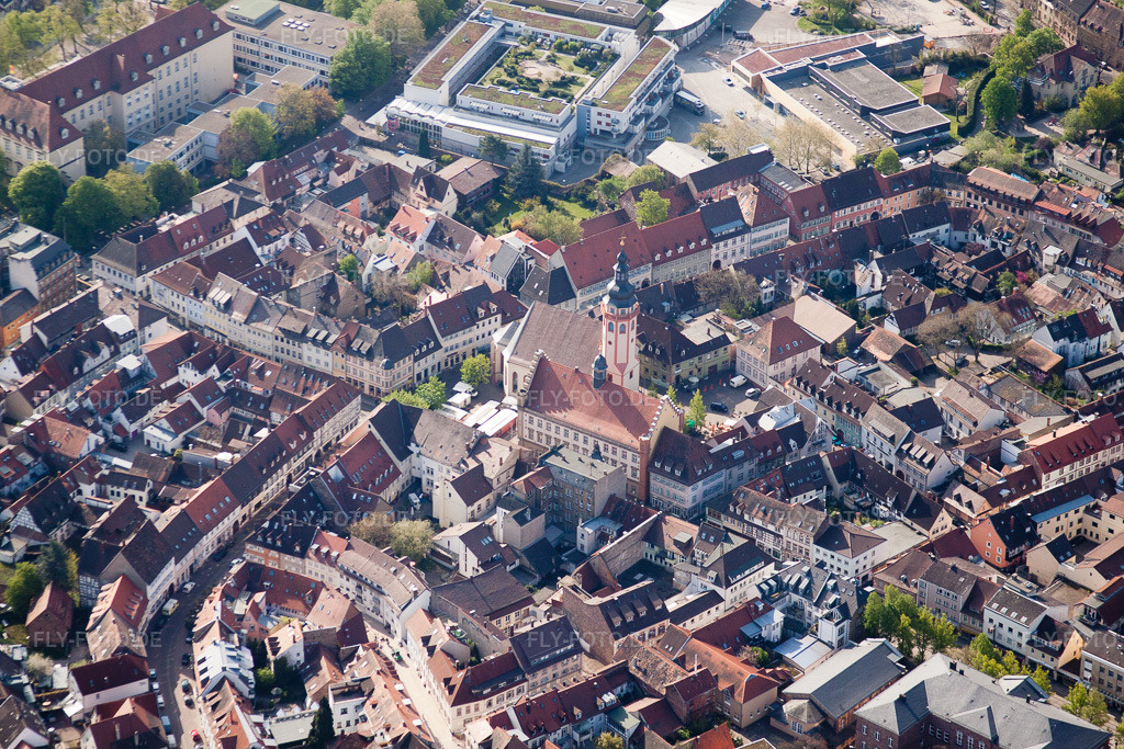 Luftbild: Durlach, Stadtkirche im Ortsteil Durlach in Karlsruhe im Bundesland Baden-Württemberg in Deutschland. Foto: IMG_26053.jpg vom 23.04.2010 durch Werner Riehm/FLY-FOTO.de