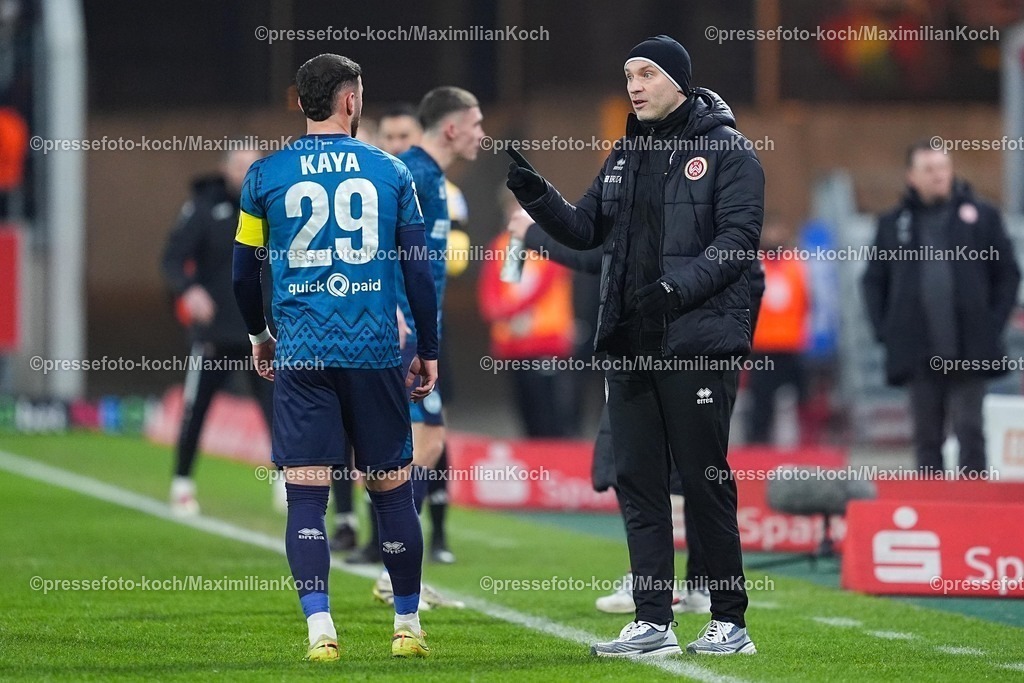 xYDRx01022601025 | 01.02.2026, xydrx, Fußball, 3.Liga, Rot-Weiss Essen - SV Wehen Wiesbaden, Saison 2025 2026, Stadion an der Hafenstraße: Fatih Kaya (SV Wehen Wiesbaden #29) und Daniel Scherning (Cheftrainer SV Wehen Wiesbaden) beim diskutieren   DFB regulations prohibit any use of photographs as image sequences and or quasi-video. Photo: xYannisxDreimannxPressefotoKochx