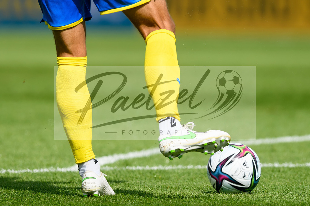 EBSTSV20210828_091 | Fussball, Herren: . Ball am Fuss beim Spiel der 3. Liga zwischen Eintracht Braunschweig und TSV 1860 Muenchen im Eintracht-Stadion am 28.08.2021 in Braunschweig, Deutschland.DFB / DFL REGULATIONS PROHIBIT ANY USE OF PHOTOGRAPHS AS IMAGE SEQUENCES AND/OR QUASI-VIDEO. - Realisiert mit Pictrs.com