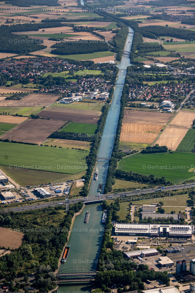 4034982 | BRAUNSCHWEIG 31.07.2020 Schiffe und Schleppverbände der Binnenschiffahrt in Fahrt auf der Wasserstraße des Flußverlaufes " Mittellandkanal " in Braunschweig im Bundesland Niedersachsen, Deutschland. // Ships and barge trains inland waterway transport in driving on the waterway of the river " Mittellandkanal " in Brunswick in the state Lower Saxony, Germany. Foto: Gerhard Launer