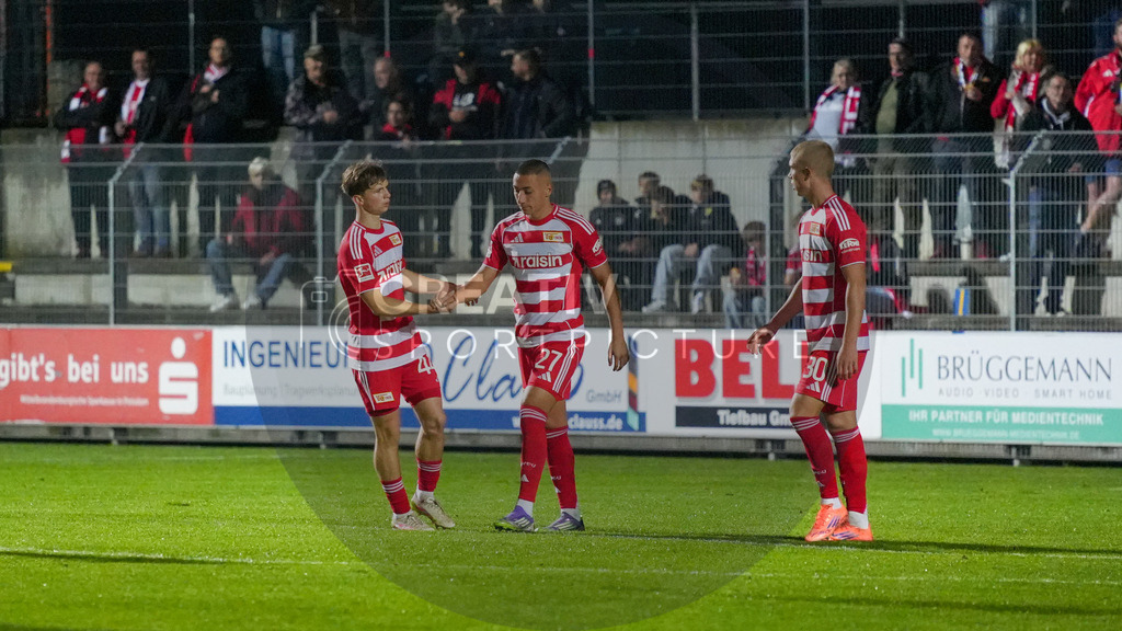 Fußball, Herren, Saison 2025/2026, Testspiel, Freundschaftsspiel, FSV 63 Luckenwalde vs. 1.FC Union Berlin, Mittwoch 08.10.2025, Werner-Seelenbinder-Stadion Luckenwalde, | Fußball, Herren, Saison 2025/2026, Testspiel, Freundschaftsspiel, FSV 63 Luckenwalde vs. 1.FC Union Berlin, Mittwoch 08.10.2025, Werner-Seelenbinder-Stadion Luckenwalde, Im Bild: Tim Blaszczak (l.), Marin Ljubicic (m.) und Tim Skarke jubeln über den Treffer zum 0:2. - Realisiert mit Pictrs.com