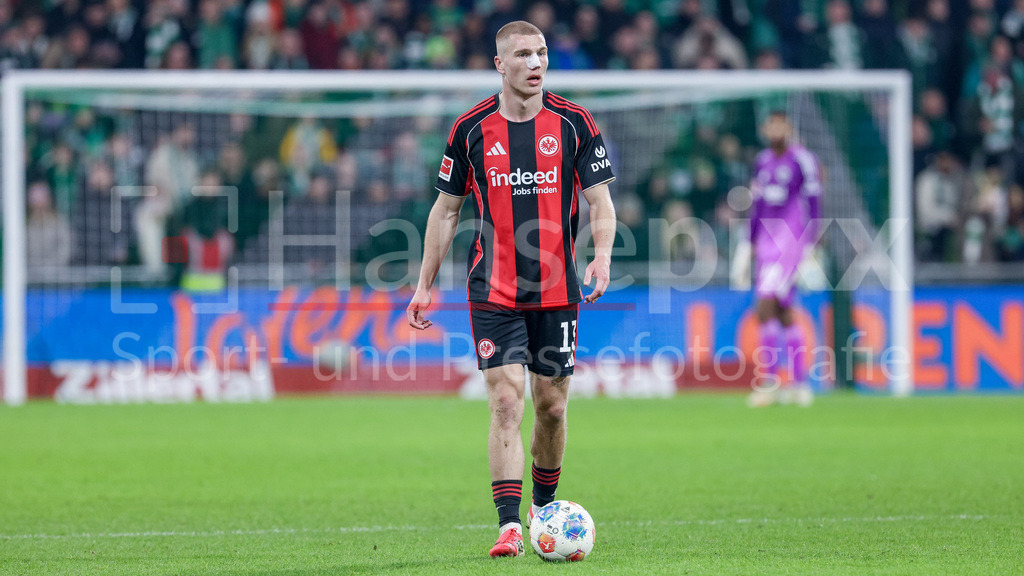 Fussball, Bundesliga, SV Werder Bremen - Eintracht Frankfurt | Rasmus Kristensen (Eintracht Frankfurt, 13) hat sich an der Nase verletzt, Verletzung an der Nase, Blessur, Verband, Pflaster, am Ball, Freisteller, Einzelbild, Ganzkörper, Aktion, Action, Spielszene, DIE DFL-RICHTLINIEN UNTERSAGEN JEGLICHE NUTZUNG VON FOTOS ALS SEQUENZBILDER UND/ODER VIDEOÄHNLICHE FOTOSTRECKEN. DFL REGULATIONS PROHIBIT ANY USE OF PHOTOGRAPHS AS IMAGE SEQUENCES AND/OR QUASI-VIDEO.