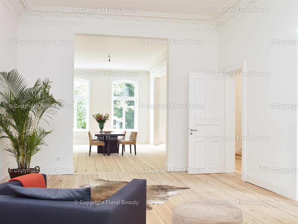 Altbauhaus nach Renovierung | Esszimmer mit Esstisch und Stühlen, puristisch - Realisiert mit Pictrs.com