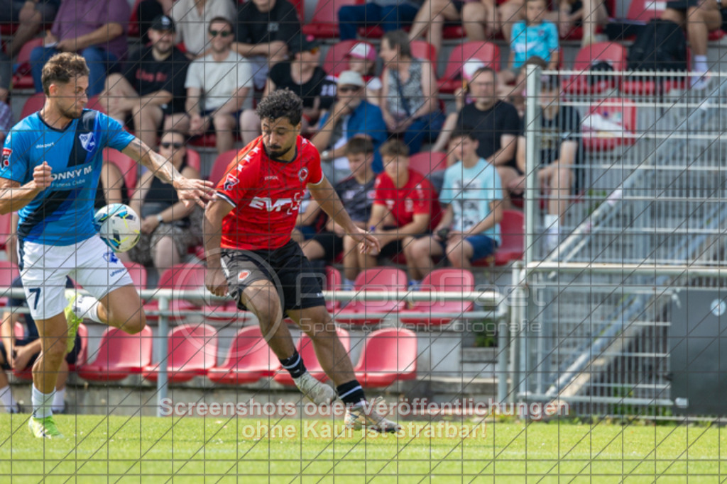 20250816_141525_0275 | #,1.Göppinger SV (rot) vs. FSV 08 Bietigheim-Bissingen (blau), Fußball, Oberliga BW, wfv, 03. Spieltag, Saison 2025/2026, Rasensportplatz Stadion SV Göppingen, Hohenstaufenstr. 116, 73033 Göppingen, 16.08.2025 - 14:00 Uhr,Foto: PhotoPeet-Sportfotografie/Peter Harich