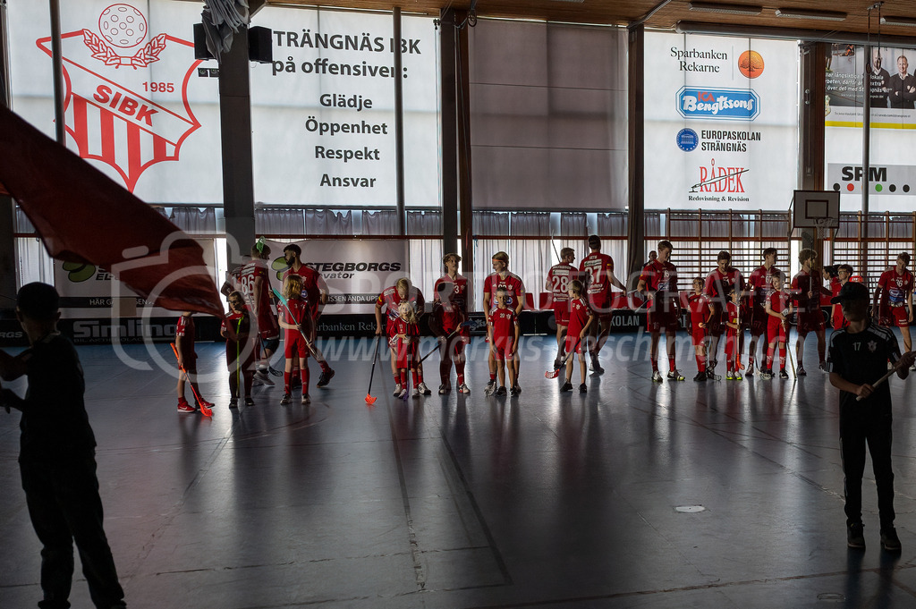 Strängnäs IBK vs Höllvikens IBF - 30. September 2023 | Strängnäs IBK vs Höllvikens IBF
Thomas Arena, Strängnäs
Strängnäs-Spieler vor dem Spiel.
Bild: Sportfotografie Markus Aeschimann | www.markus-aeschimann.ch - Realisiert mit Pictrs.com