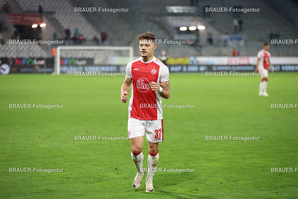 Rot-Weiss Essen - Hansa Rostock | Essen, Deutschland, 01.10.2025 Jannik Hofmann  (Rot-Weiss Essen) schaut während des 3.Liga Spiels zwischen  Rot-Weiss Essen und TSG Hoffenheim u23 am 20.09.2025 im Stadion an der Hafenstraße in Essen. (Foto von Timo Bluhmki-Schmidt/Brauer Fotoagentur