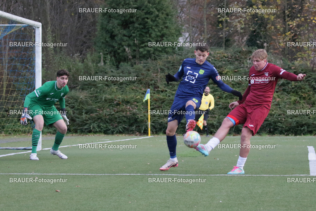 30.11.2025 SC St. Tönis - 1. FC Monheim | Tönisvorst, Deutschland, 30.11.25:  Mario Knops (SC St. Tönis) im Kampf um den Ball während des Oberliga Niederrhein Spiels zwischen SC St. Tönis - 1. FC Monheim am 30. November 2025 in Tönisvorst, Deutschland. (Foto Ralph Görtz /Brauer-Fotoagentur)