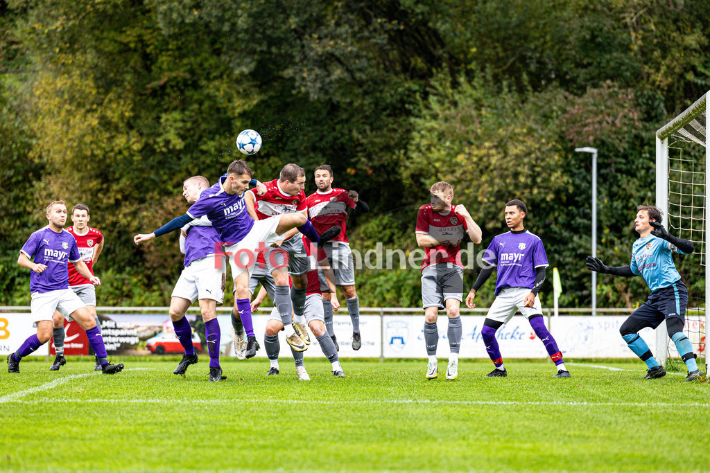 SG Hungerbach gegen FC Wildsteig/Rottenbuch | Fußball Kreisliga Herren Oberbayern Zugspitze Gruppe 1 2024/25, SG Hungerbach gegen FC Wildsteig/Rottenbuch, 20241005,Kopfball-Versuch Anselm ASAM (SG Hungerbach 8),2024-10-05 in Huglfing (Sportpark Huglfing), Anselm ASAM (SG Hungerbach 8)Copyright: WolfgangxLindner www.foto-lindner.de