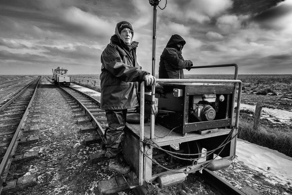 Claudia Nommensen auf Hallig Oland © Holger Rüdel | Der Online-Shop von Holger Rüdel. Ausgewählte Fotografien als FineArt-Prints bestellen: Bildreportagen, Landschaften, Wildlife, History, Infrarot-Motive in Schwarzweiß und Verschiedenes.  - Realisiert mit Pictrs.com