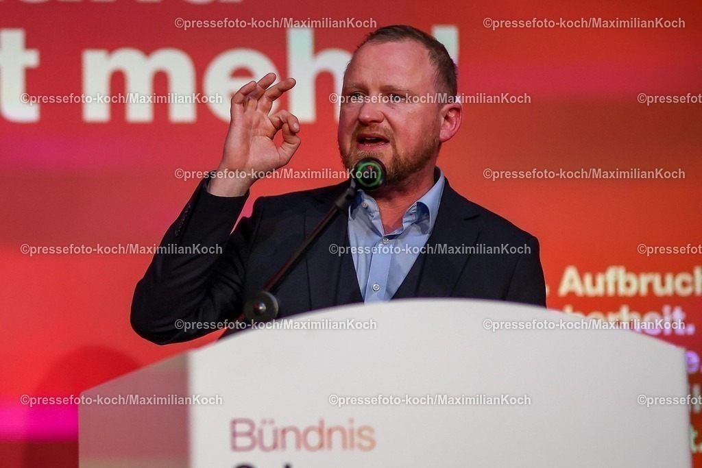 Wup06022501080 | 06.02.2025, Wahlkampfveranstaltung Bündnis Sahra Wagenknecht - Der Politiker Christian Leye (Generalsekretär BSW) bei seiner Rede in der Alten Papierfabrik in Wuppertal. 