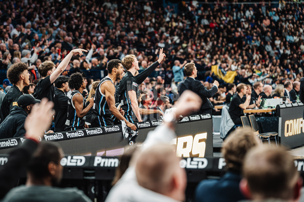 Basketball | Männer | Saison 2025/2026 | easyCredit Basketball Bundesliga | Veolia Towers Hamburg vs. ALBA BERLIN | 14.12.2025 | Jubel Towers Bank in der Mitte Kenneth Ogbe (#25, Veolia Towers Hamburg)