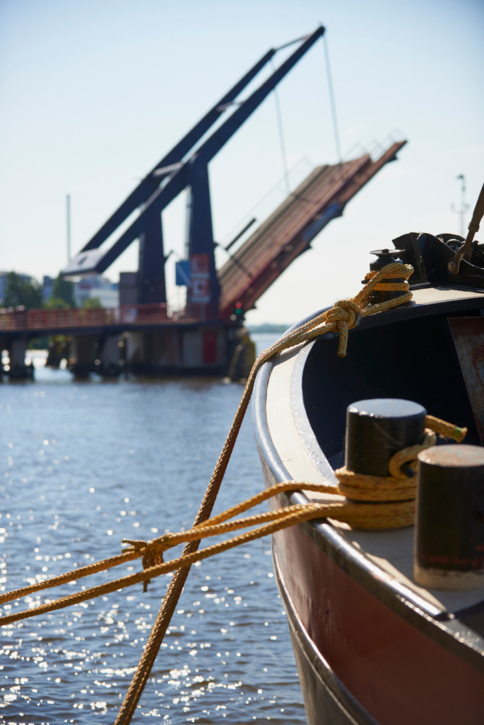 Schiff-Anlegestelle mit Blick auf Zugbruecke | Wormerveer, Niederlande - July 23, 2014: Schiff-Anlegestelle mit Blick auf Zugbruecke. - Realisiert mit Pictrs.com