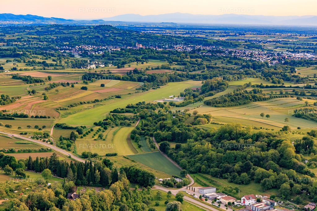 Luftbild: Flugplatz Altdorf-Wallburg im Ortsteil Wallburg in Ettenheim im Bundesland Baden-Württemberg in Deutschland. Foto: IMG_147499.jpg vom 29.05.2025 durch Werner Riehm/FLY-FOTO.deam Sonderlandeplatz Altdorf-Wallburg - Fliegergruppe Lahr-Ettenheim e.V