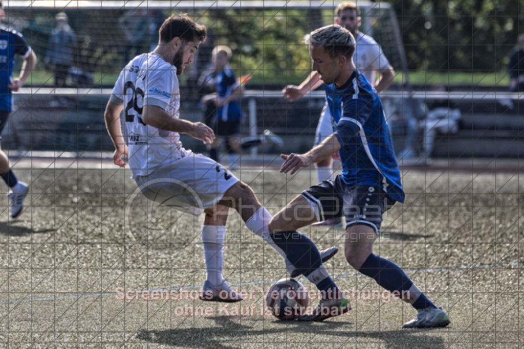 20250928_161818_0163-Bearbeitet | #,TSG Salach (weiß) vs. TSV Berkheim (blau), Fußball, Bezirksliga - Bezirk Neckar/Fils, 06. Spieltag, Saison 2025/2026, Kunstrasensportplatz, Staufenecker Straße, 73084 Salach, 28.09.2025 - 15:00 Uhr,Foto: PhotoPeet-Sportfotografie/Peter Harich
