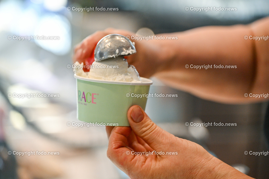 Landstrasse Linz_ Eissalon_ Eispreise_ 20.03.2024-18 | 20.03.2024, Linz, AUT, Eis, Eissalon im Bild Eis, Eiskugel, Eissorten, Gelati, Becher