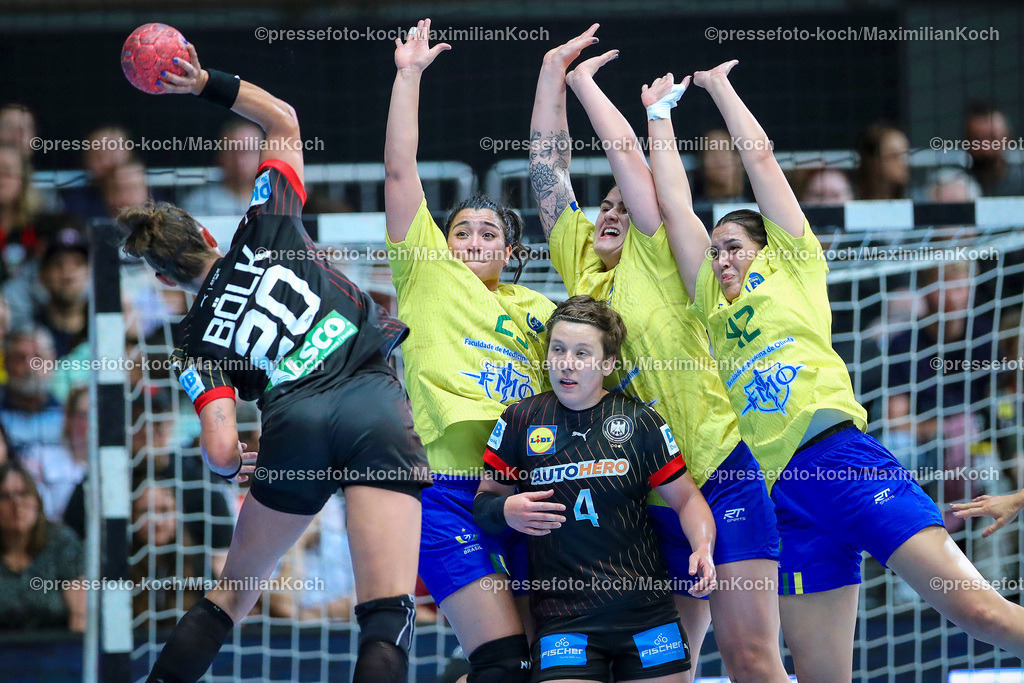 DHB13072401054 | 13.07.2024, Handball, Länderspiel Frauen, Dortmund, Westfalenhalle, DHB, Olympia Vorbereitung, Deutschland - Brasilien:  Emily Bölk (GER) wirft den Ball über die Brasilianische Mauer von Guilia Guarieiro (BRA), Mariane Fernandes (BRA) und Jhennifer Lopes (BRA)