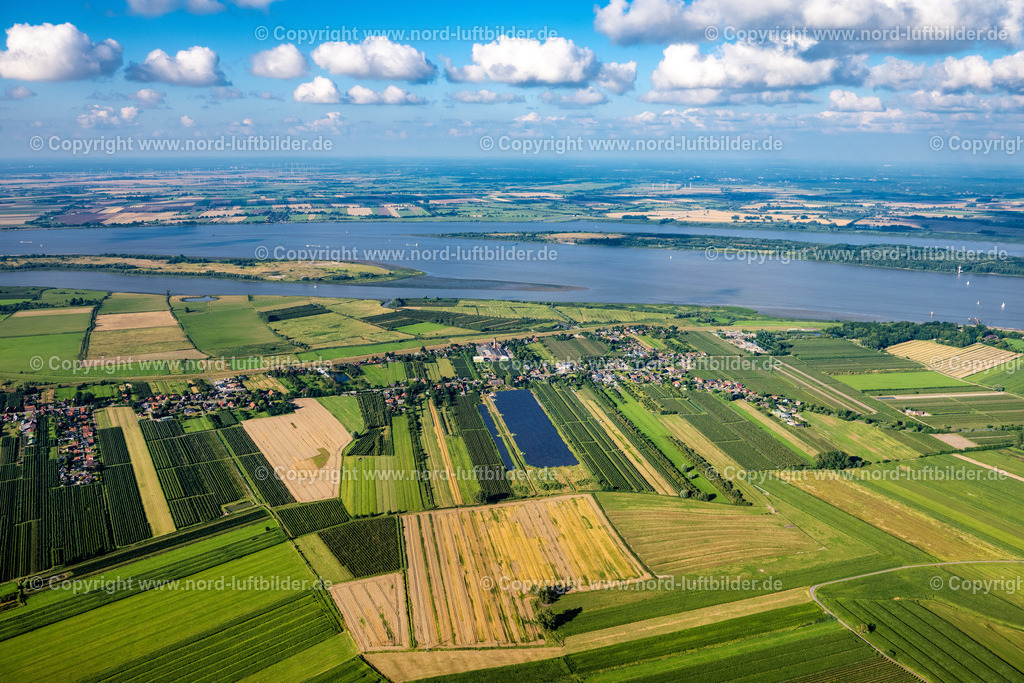 Barnkrug_ELS_5220060822 | BARNKRUG 06.08.2022 Landwirtschaftliche Nutzflächen und Feldgrenzen " im Elb Marschland " umsäumen das Siedlungsgebiet des Dorfes in Barnkrug im Bundesland Niedersachsen, Deutschland. // Agricultural land and field boundaries surround the settlement area of the village " in Elb Marschland " in Barnkrug in the state Lower Saxony, Germany. Foto: Martin Elsen