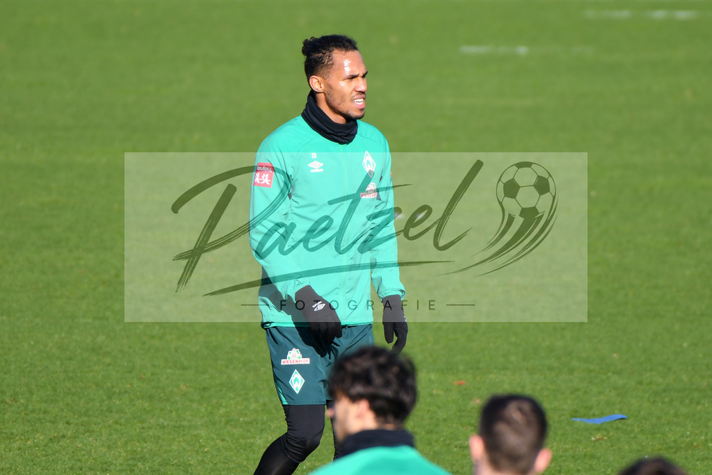20200205_TRASVW_0033 | Fußball, Herren: Theodor Gebre Selassie (SV Werder Bremen)&nbsp; schaut waehrend der Trainingseinheit des SV Werder Bremen im Wohninvest Weserstadion am 05.02.2020 in Bremen, Deutschland. - Realisiert mit Pictrs.com