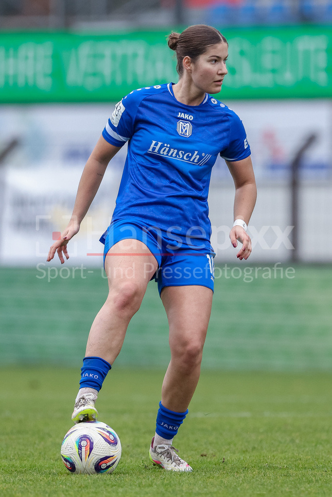 Fussball, 2. Frauen-Bundesliga, SV Meppen - VfB Stuttgart | Anouk Blaschka (SV Meppen, 10) am Ball, Freisteller, Einzelbild, Ganzkörper, Aktion, Action, Spielszene, DIE DFB-RICHTLINIEN UNTERSAGEN JEGLICHE NUTZUNG VON FOTOS ALS SEQUENZBILDER UND/ODER VIDEOÄHNLICHE FOTOSTRECKEN. DFB REGULATIONS PROHIBIT ANY USE OF PHOTOGRAPHS AS IMAGE SEQUENCES AND/OR QUASI-VIDEO.