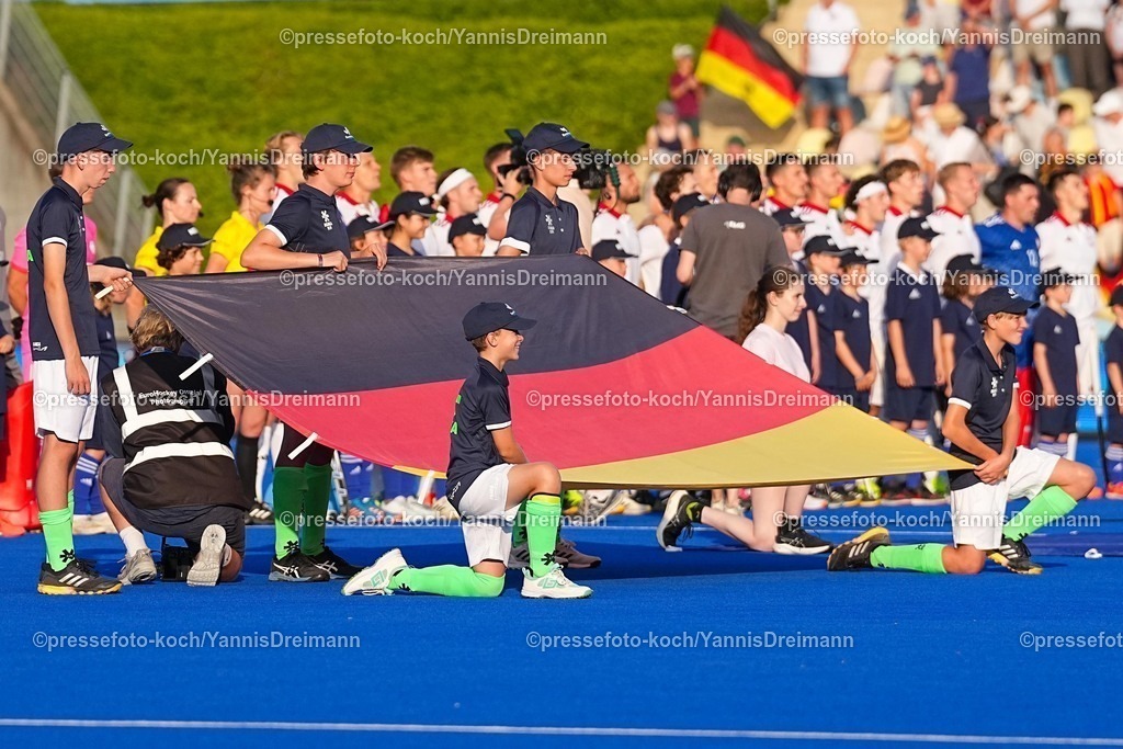 xydrx12082504057 | 12.08.2025, xydrx, Herren EuroHockey Championship 2025, Gruppenphase, Gruppe B, Deutschland - Polen, Sparkassenpark Mönchengladbach: Fahnenkinder halten die Deutschland fahne
