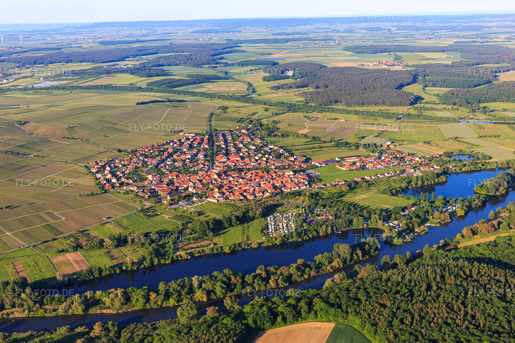 Luftbild: Dorfansicht jenseits des Main mit Camping Katzenkopf in Sommerach im Bundesland Bayern in Deutschland. – Foto: IMG_100348.jpg vom 27.05.2017 durch Werner Riehm/FLY-FOTO.de – Auflösung des Originals: 5472 x 3648 px – Camping Katzenkopf