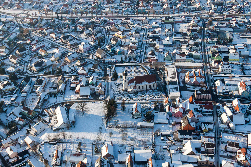 Vue aérienne: Vue hivernale des rues et des maisons enneigées des quartiers résidentiels à Mothern dans le département Bas Rhin, France. Photo: IMG_36602.jpg prise le 05/01/2011 par Werner Riehm/FLY-FOTO.euRésolution de l'original: 4752 x 3168 px