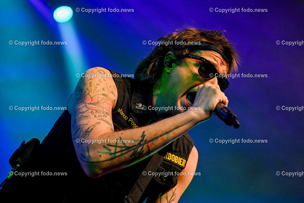 Posthof_ Turbobier_ Konzert_ 15.03.2024-69 | 15.03.2024, Linz, AUT, Posthof, Konzert Turbobier, im Bild Marco Pogo alias Dominik Wlazny (Saenger, Konzepter und Songwriter,  Gitarrist der oesterreichischen Punk-Rock-Band Turbobier, weiters Politiker der Bierpartei, Bezirksrat in Wien Simmering, Praesidentschaftskandidat, Arzt, Mediziner)