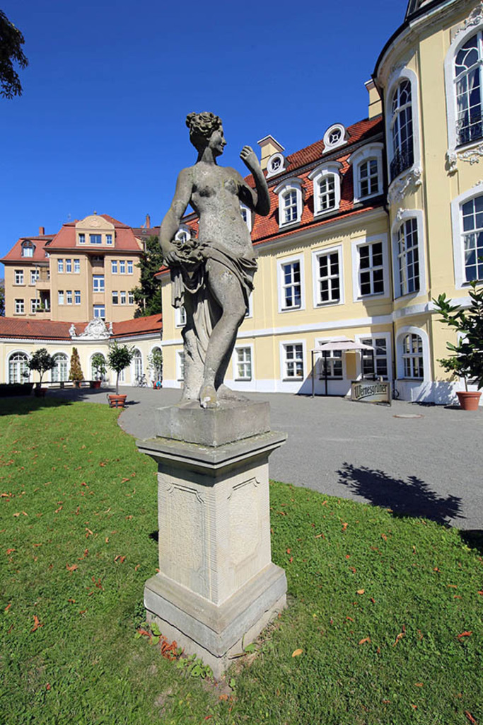 Bildlexikon Leipzig - Gohliser Schlösschen - Barockgarten | Das Team hinter BILDLEXIKON LEIPZIG bündelt historische wie aktuelle Informationen über die Stadt Leipzig in Text und Bild auf einer Plattform und stellt diese der interessierten Öffentlichkeit zur Verfügung.