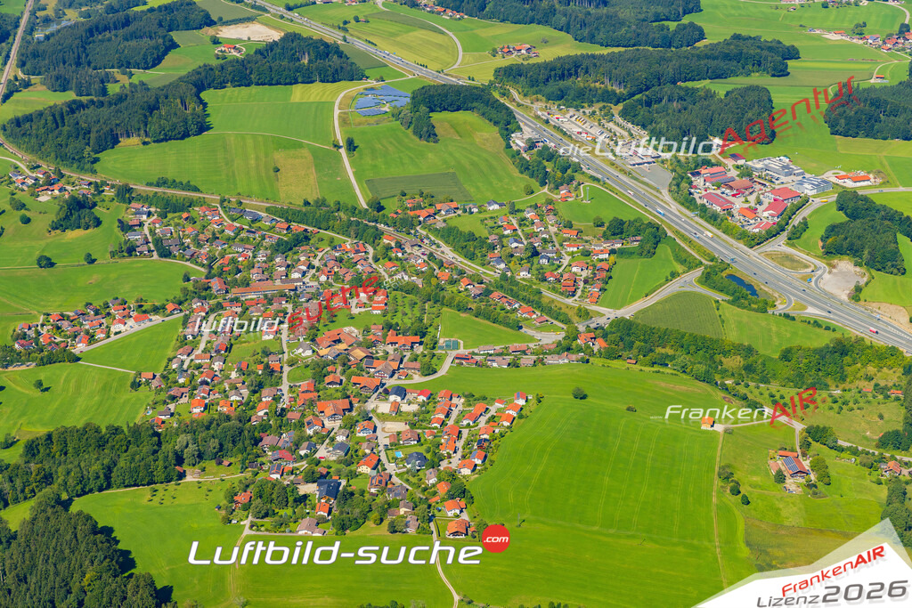 Luftaufnahme  Bernhaupten  Bergen Das Luftbild wurde 2025 vom UL-Flugzeug heraus erstellt ( keine Drohne ) - Hochauflösende Luftaufnahme -Nicht vergleichbar mit Google Maps oder Satelittenbilder- Die Geschenkidee !Mit Lizenz und Bildrechte bestellbar