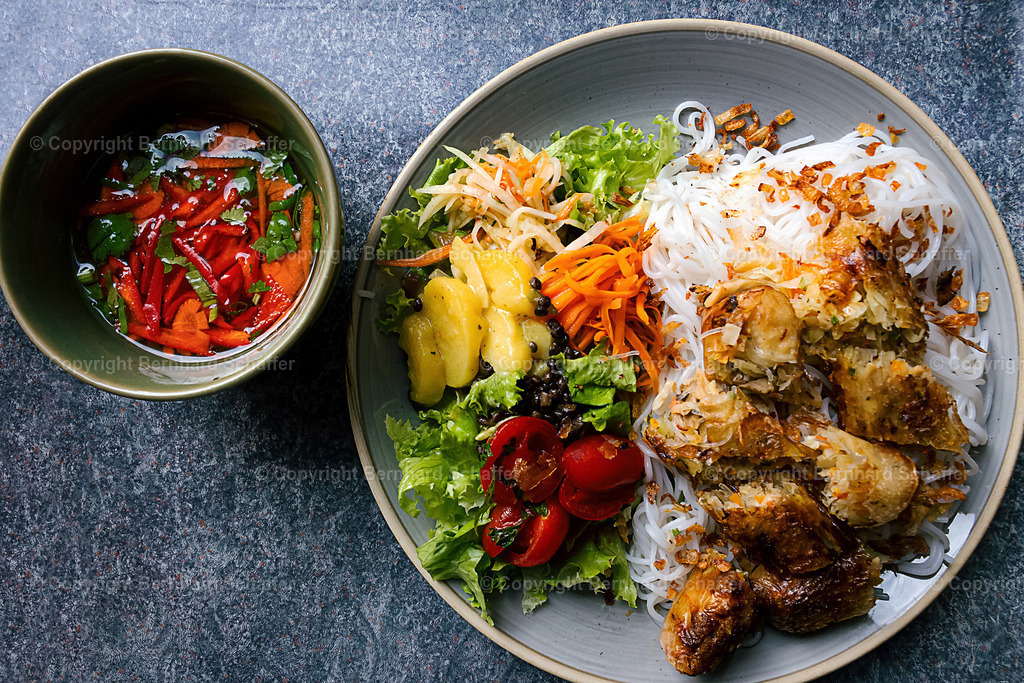 Thai Food mit Frühlingsrollen | Thailändisches Gericht mit Nudeln, Salat und Frühlingsrollen. - Realisiert mit Pictrs.com