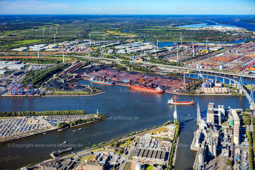 Hamburg_Hansaport_ELS_9103250925 | HAMBURG 25.09.2025 Belade- Verladestation für Sande und Schüttgüter im Hafenbereich Hansaport und Müllverwertungseinrichtung MVR Müllverwertung am Rugenberger Damm GmbH & Co. KG bei der Köhlbrandbrücke in Hamburg. Weiterführende Informationen bei: HPA Hamburg Port Authority,  MVR Müllverwertung Rugenberger Damm GmbH & Co. KG. // Loading zone for sand and bulk material in the harbour and refuse utilisation facility MVR Muellverwertung Rugenberger Damm GmbH & Co. KG at the Koehlbrandbruecke in Hamburg. Further information at: HPA Hamburg Port Authority,  MVR Muellverwertung Rugenberger Damm GmbH & Co. KG. Foto: Martin Elsen