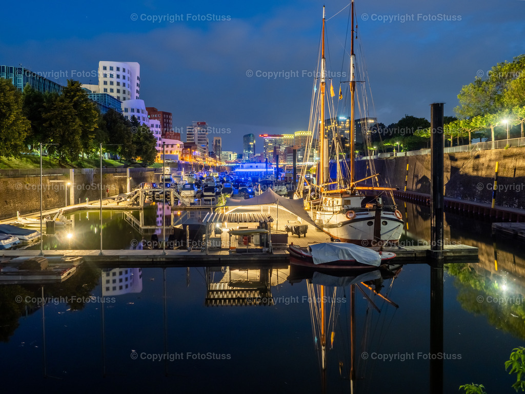 Medienhafen Düsseldorf am Abend | Der Yachthafen im Düsseldorfer Medienhafen am Abend. - Realisiert mit Pictrs.com